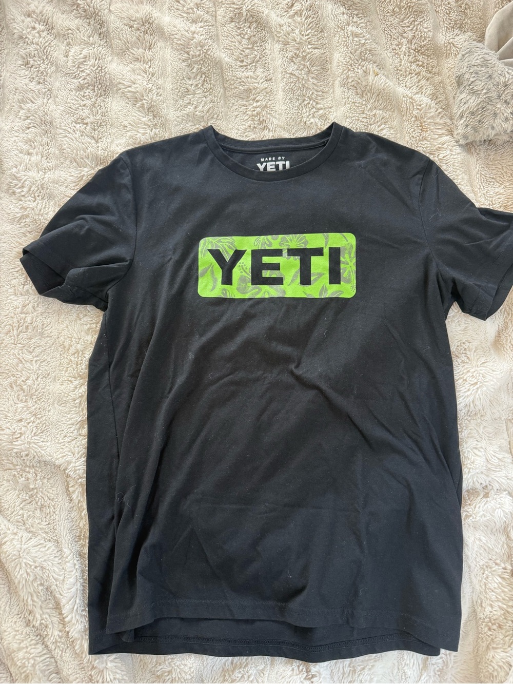 YETI Men's Black T-Shirt with Green Logo Large LIKE NEW